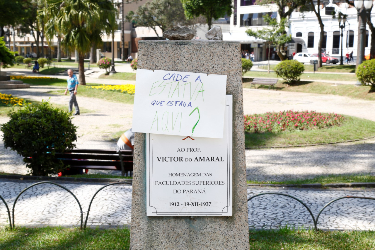 Cartazes perguntam onde estão os bustos da Praça Santos Andrade. Foto: Aniele Nascimento / Gazeta do Povo 