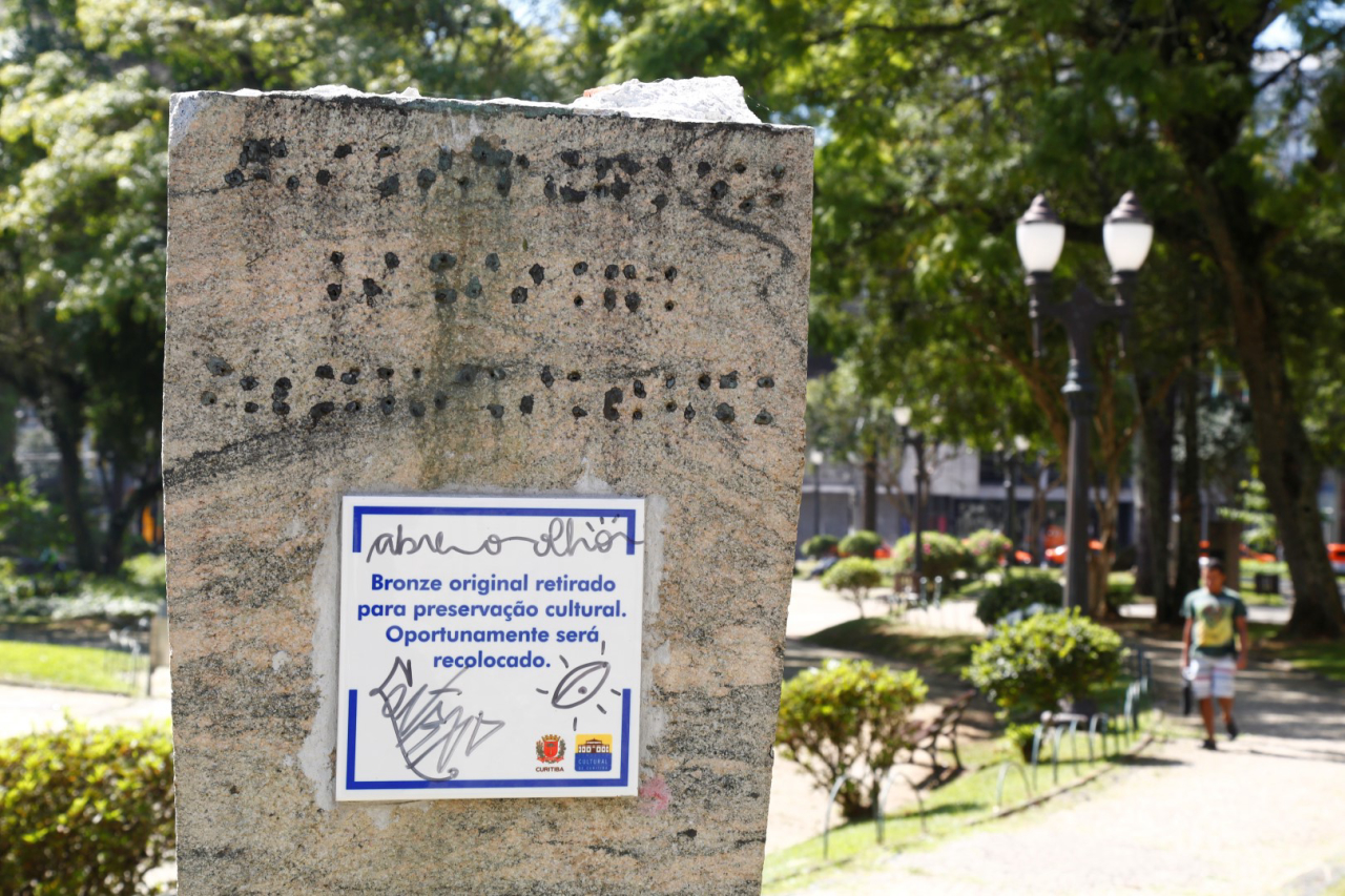 Placas instaladas pela Prefeitura explicam a retirada dos monumentos. Foto: Aniele Nascimento / Gazeta do Povo