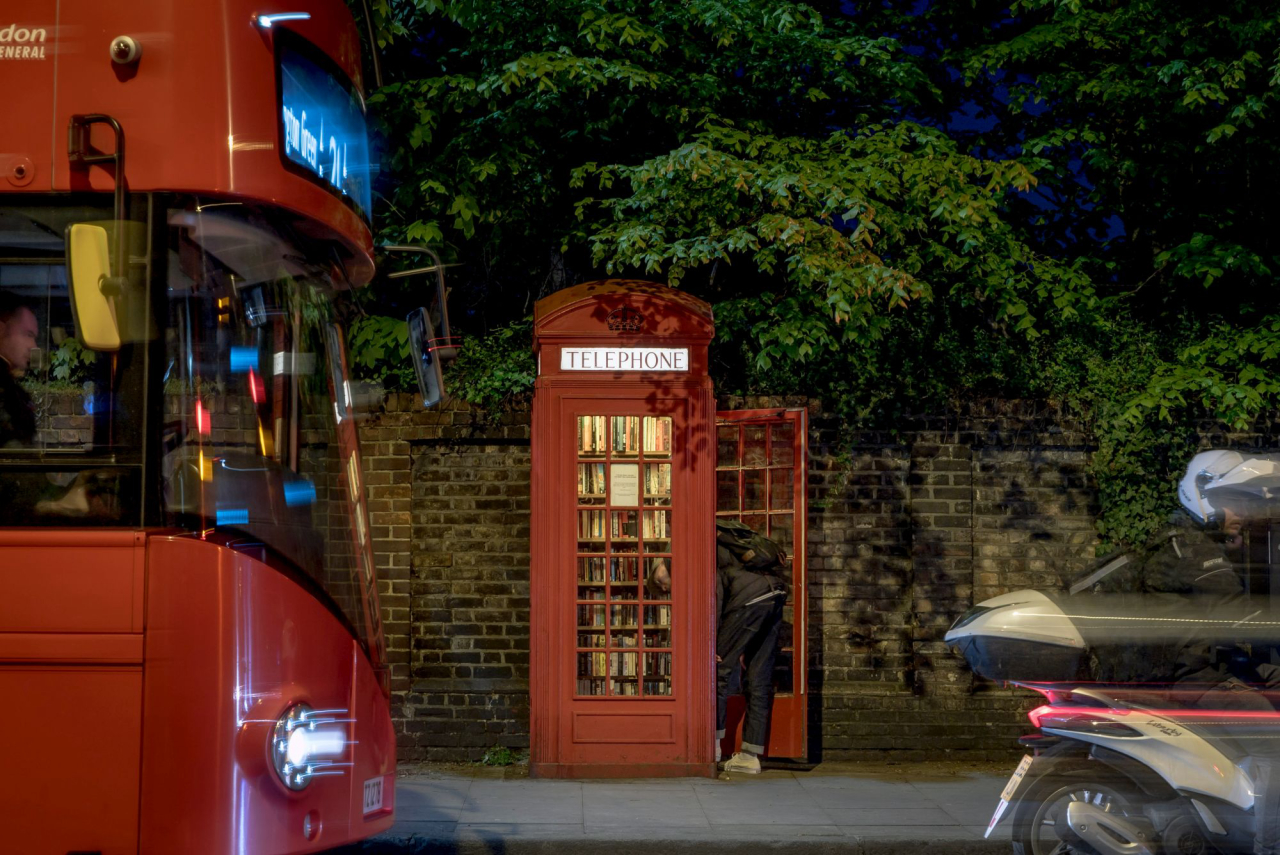 Cabine telefônica restaurada abriga uma biblioteca comunitária em Lewisham, no sul de Londres. (Foto: Andrew Testa/The New York Times)