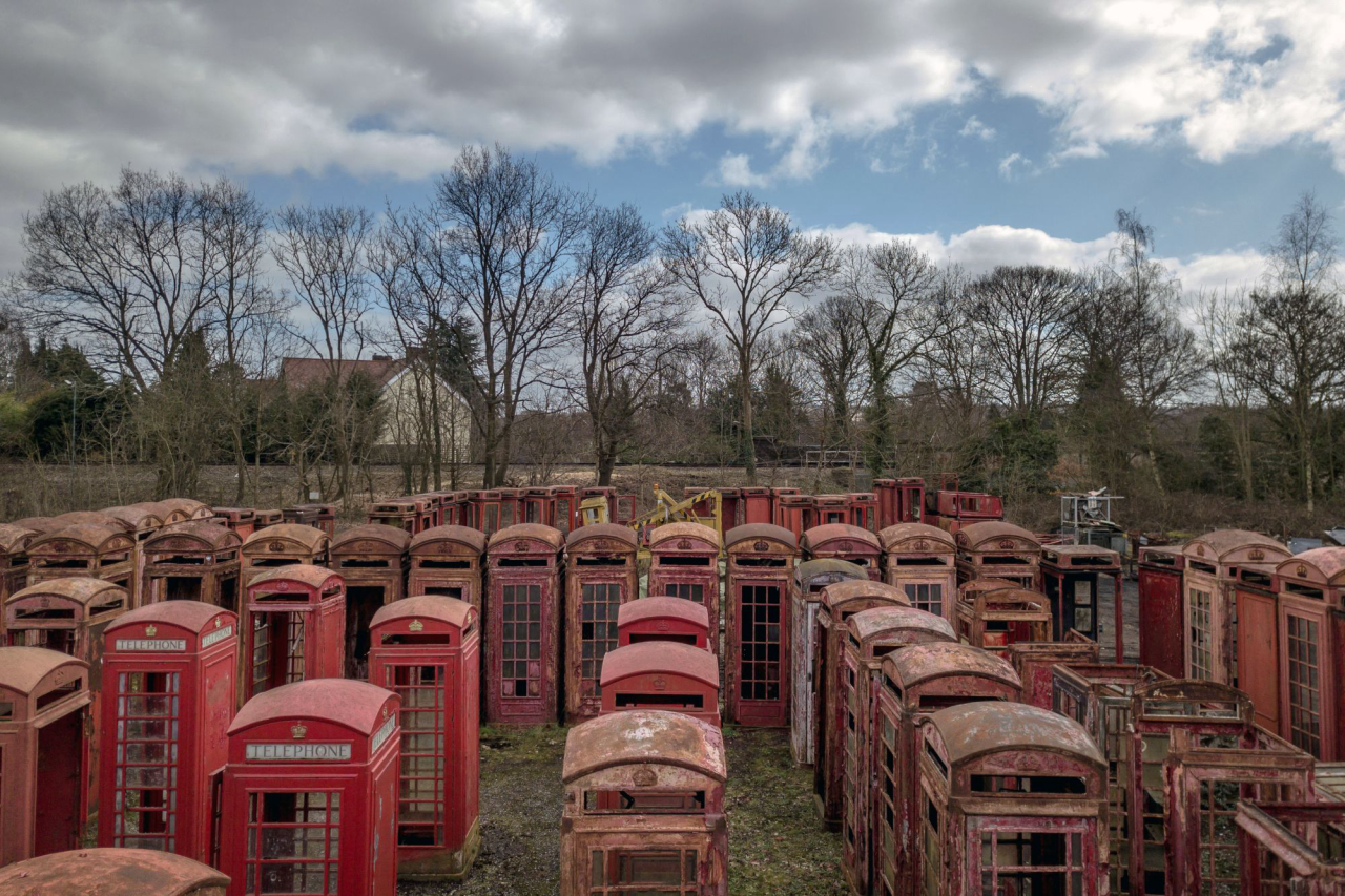 Cabines telefônicas fora de uso. Uma vez que as relíquias são indesejadas, passam a ser reformuladas de maneiras criativas. (Foto: Andrew Testa/The New York Times)