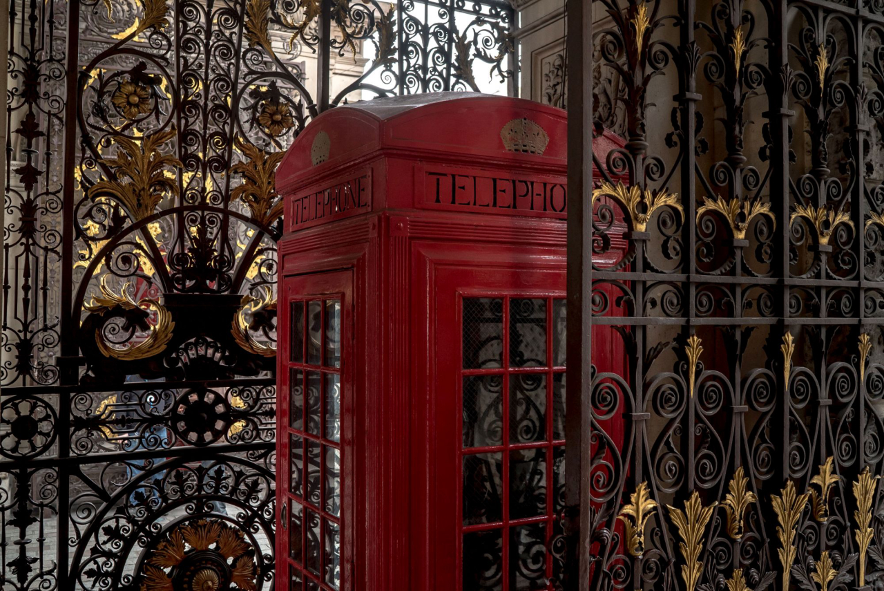 Um dos exemplos mais antigos das cabines telefônicas vermelhas na entrada da Royal Academy of Arts, em Londres. (Foto: Andrew Testa/The New York Times)