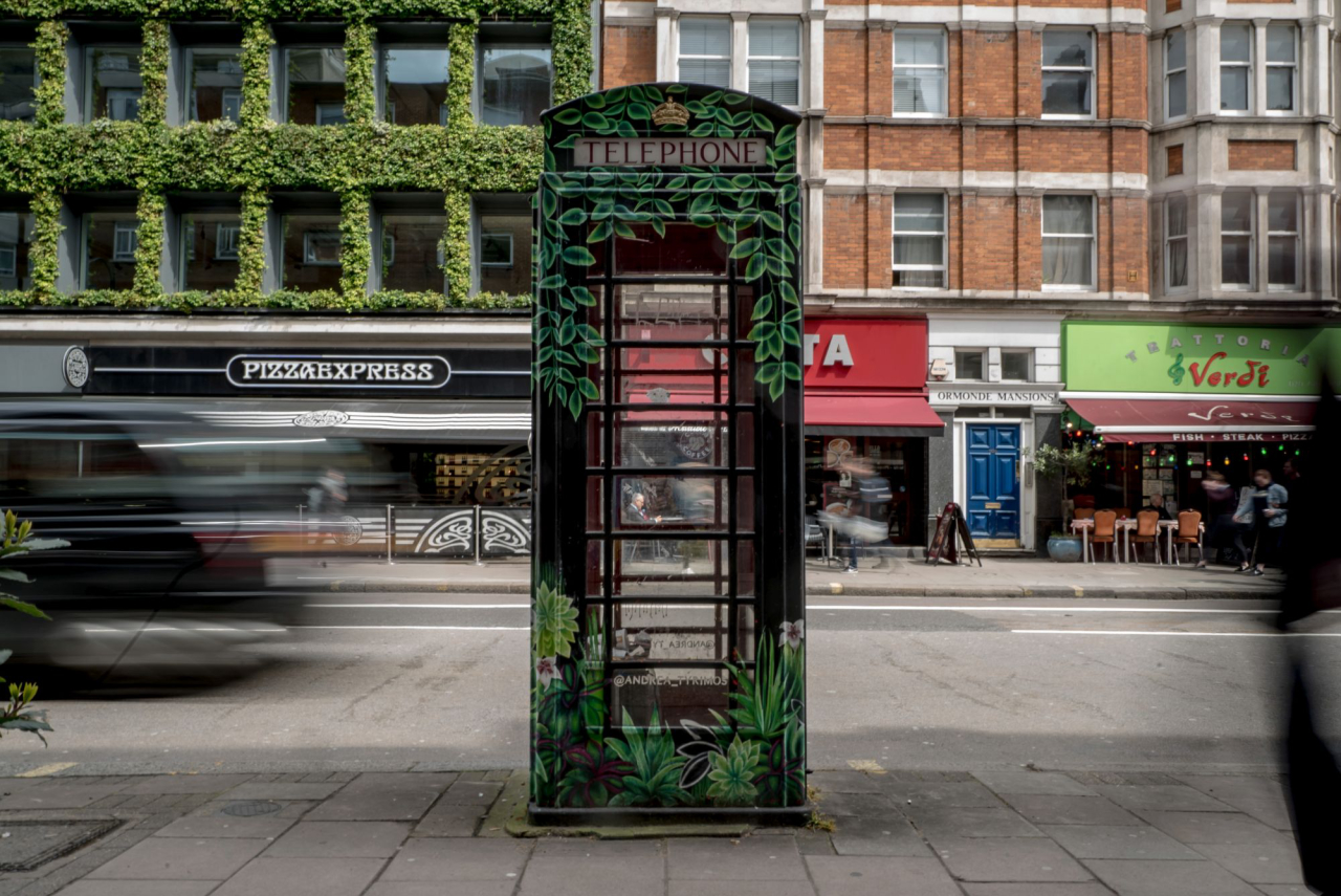 A arte está presente nas cabines restauradas, modernizando a paisagem das ruas. A phone box art installation in central London, May 3, 2018. Some of the iconic red phone booths remain as relics of the past, but many have been restored and repurposed. (Foto: Andrew Testa/The New York Times)