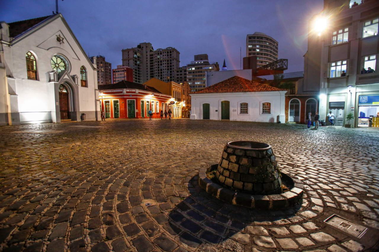 Curitiba, 12/04/2017 - Vista do largo da ordem, centro histórico de Curitiba. Igreja da ordem, antigo bebedouro e casa romario martins