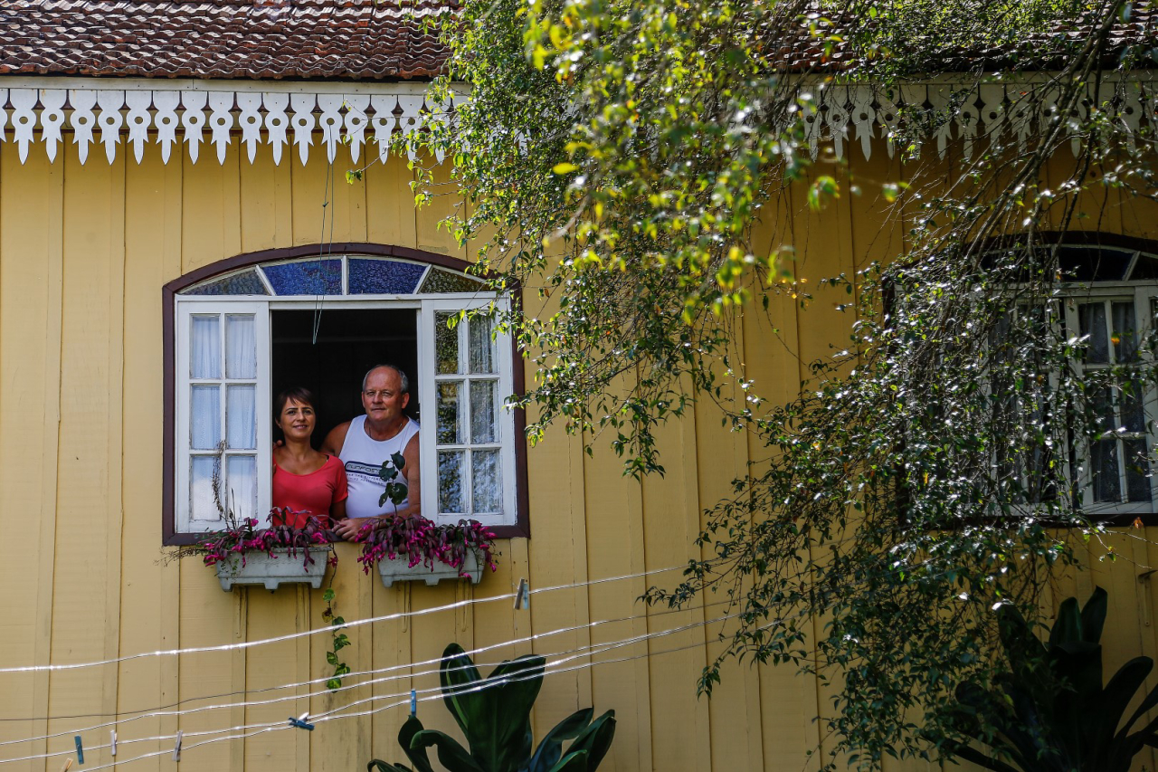 Leni Lima e Gilberto Mafazolli conservam a casa de madeira, e seus lambrequins, com muito empenho e cuidado. Foto: Jonathan Campos 