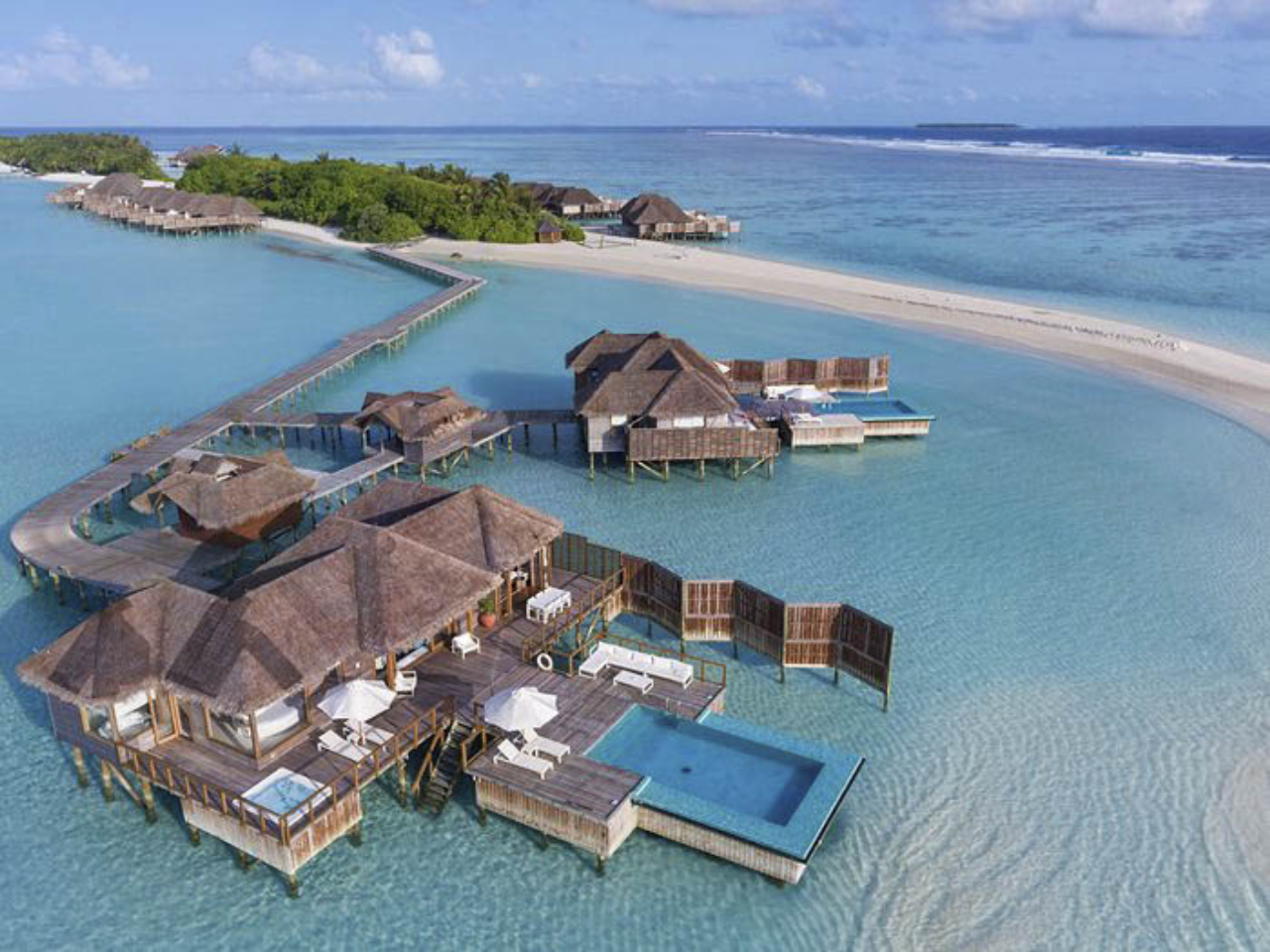 Vista aérea do resort nas Ilhas Maldivas. 