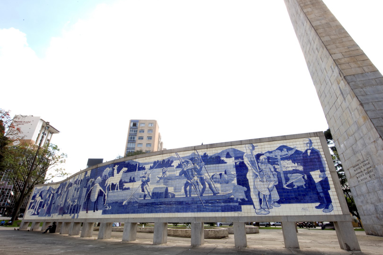 Painel em azulejos da Praça 19 de Dezembro mostra a evolução política do Paraná. Foto: Antonio More / Gazeta do Povo / Arquivo