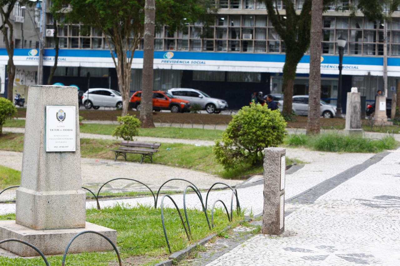 Praça Santos Andrade sem bustos e placas, que estão sendo restaurados e podem ser substituídos por réplicas. Foto: Aniele Nascimento / Gazeta do Povo.