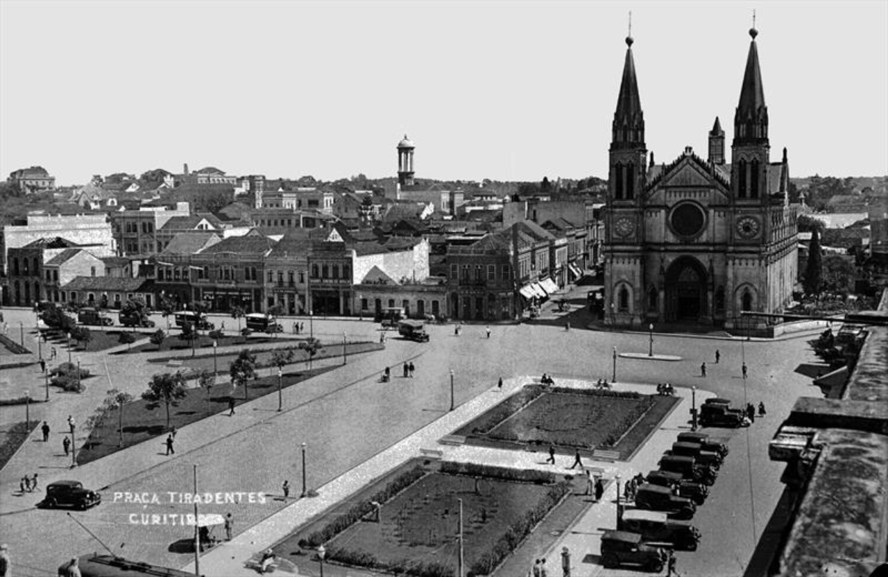 Na imagem, Praça Tiradentes, nos anos de 1930. Foto: João Baptista Groff. Acervo: DPC / FCC