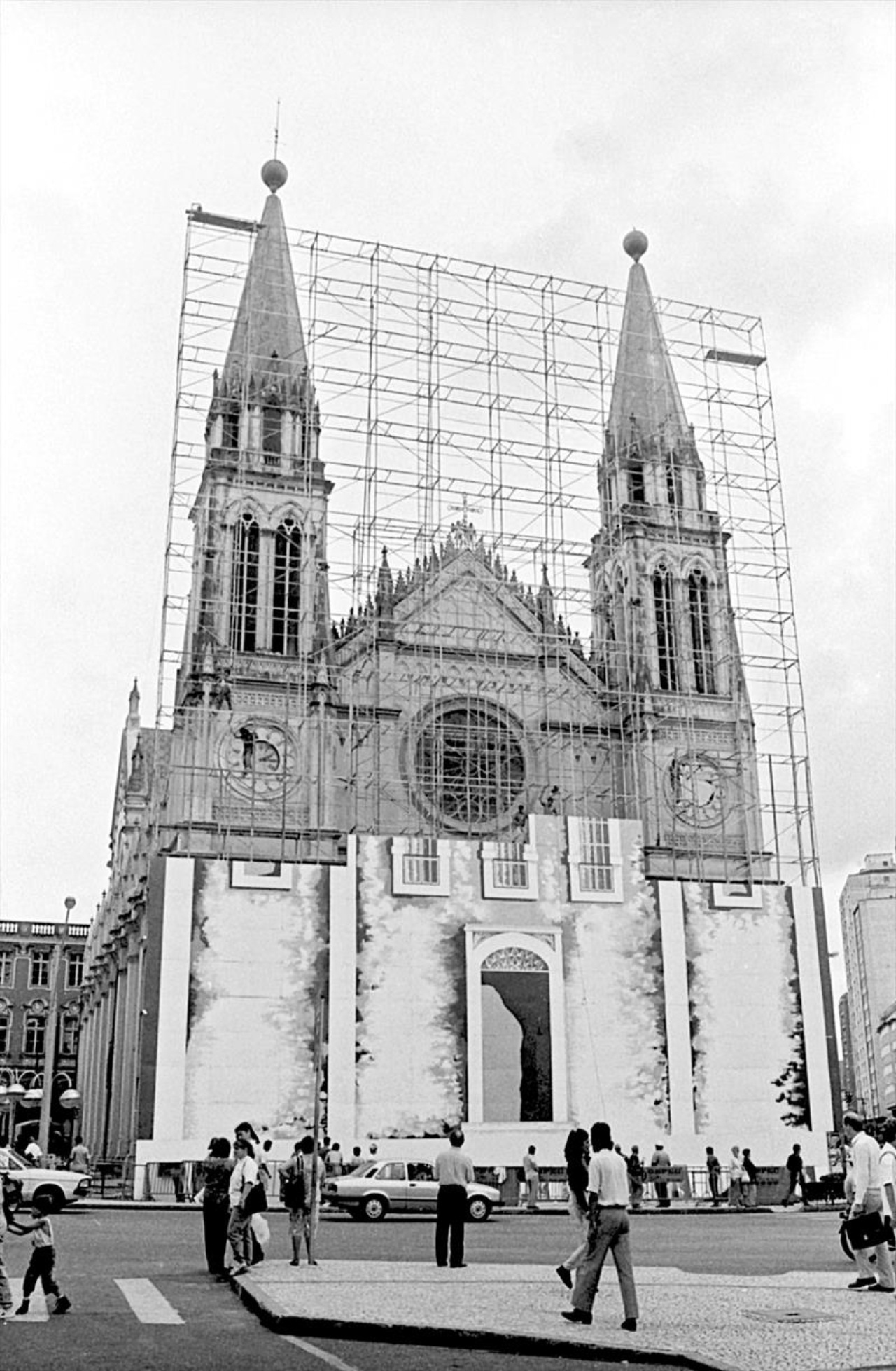Na imagem, Colocação do tapume com a imagem da antiga Igreja Matriz, isolando a Catedral para as obras de restauro. 24 de março de 1993. Acervo: DPC / FCC