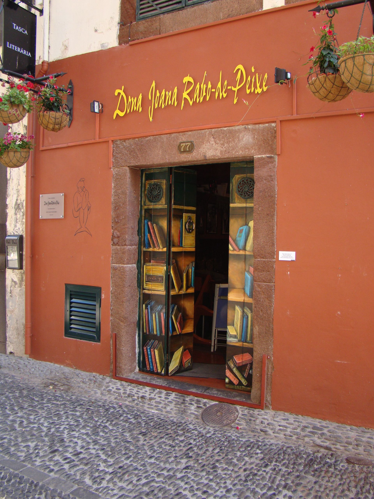 Primeira porta restaurada, na Rua Santa Maria 77, com arte de Mark Milewski. Foto: Turismo da Madeira