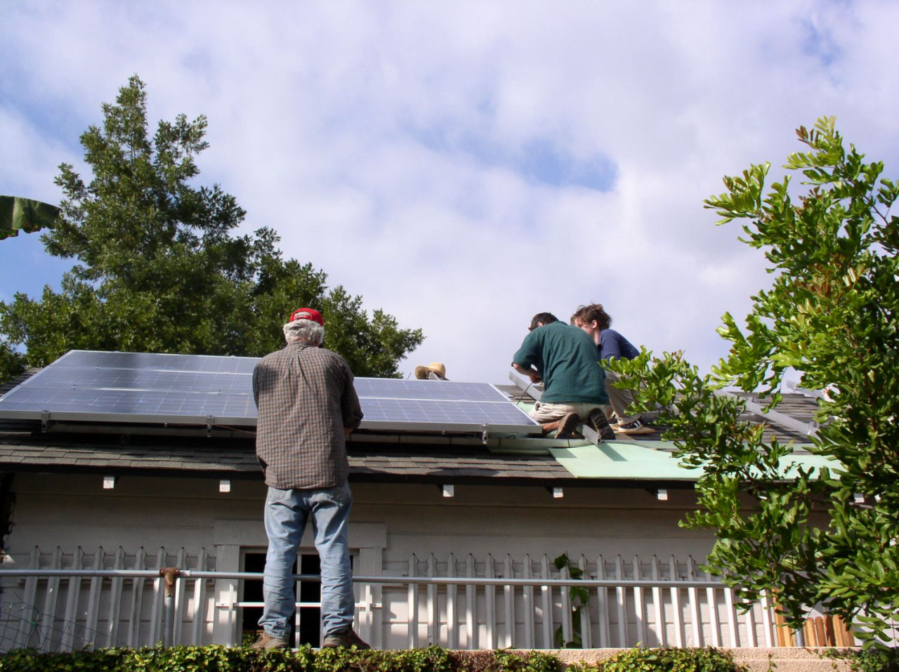 Instalação de painéis solares para geração de energia.<br>Foto: The Urban Homesteaders / Divulgação 