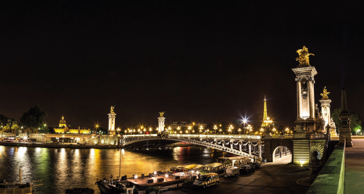 Paris, a Cidade Luz, ganhou fama e atrai milhões de turistas com seus monumentos iluminados. Foto: Bigstock