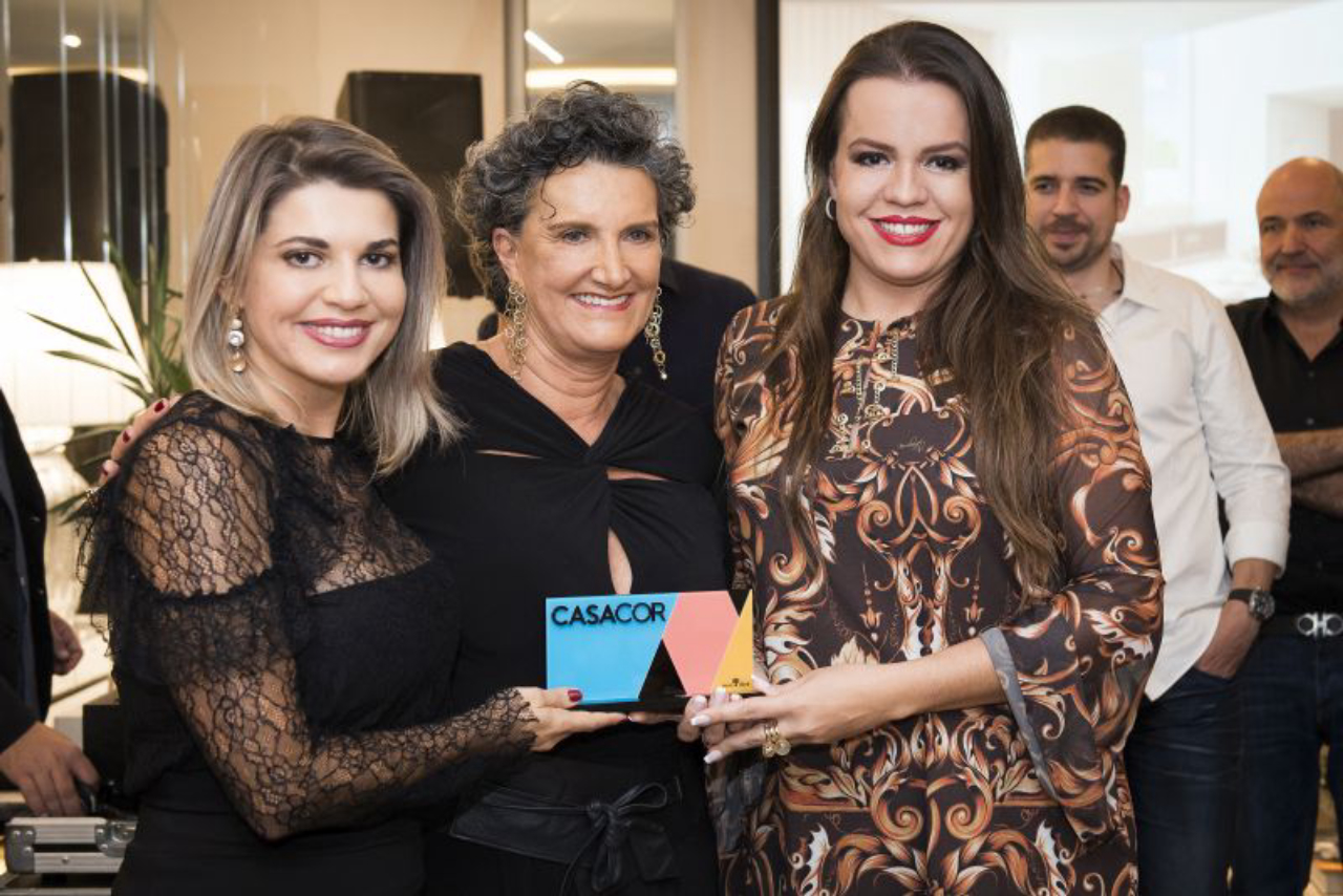 Laryssa Rocha, a diretora da Casa Cor Paraná, Marina Nessi,e Priscila Mileke<br>