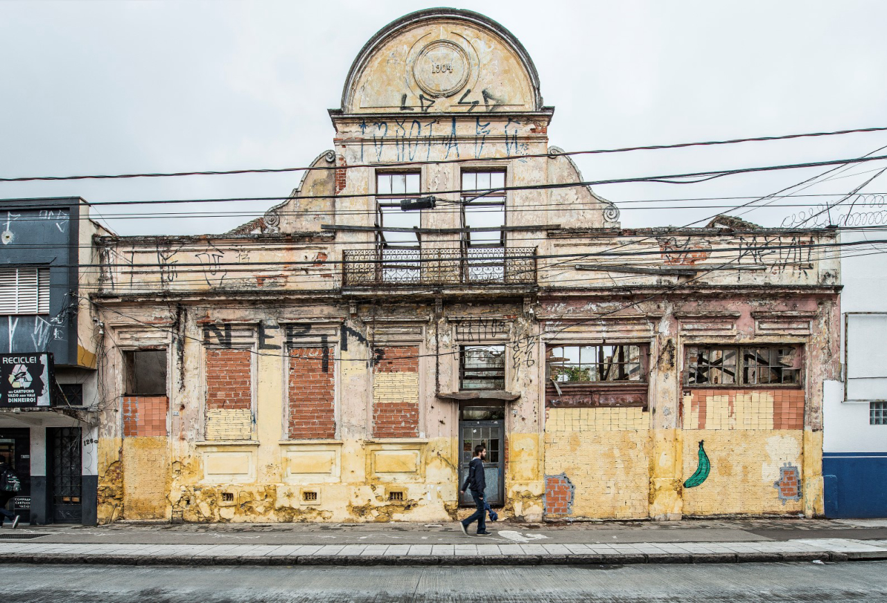 Foto para matéria da Haus sobre problemas do bairro Rebouças. roteiro rebouças . Local: Imóvel em ruínas em frente a Casa Rosada .