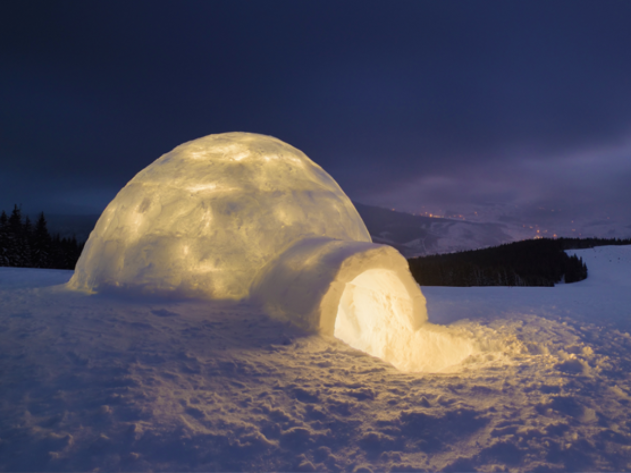 Formato do iglu não chega a ser uma meia esfera perfeita, mas uma catenária. Foto: reprodução/Pinterest
