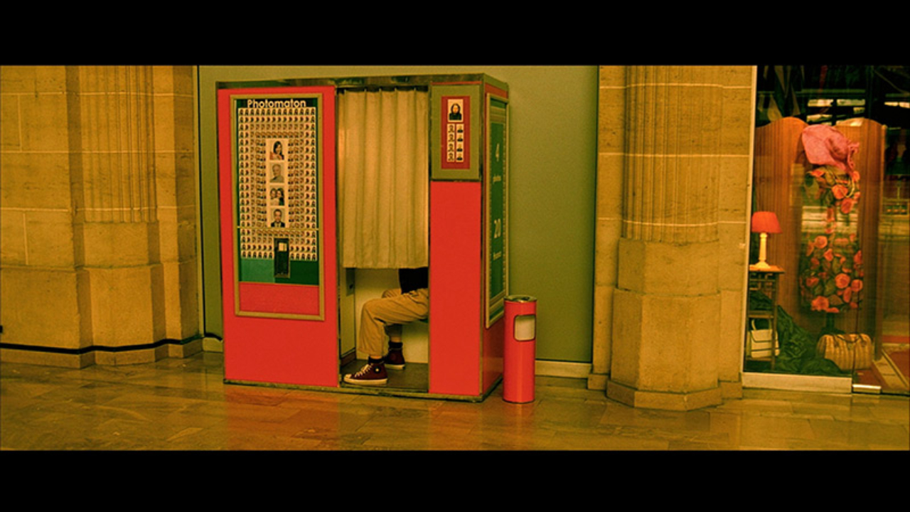 Cena do filme Amélie Poulin, que traz a questão da nostalgia relacionada às cabines de fotos. Foto: divulgação