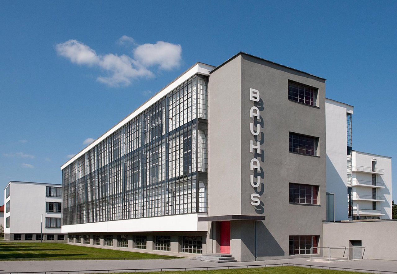 Clássico prédio da segunda sede de Bauhaus, em Dessau, na Alemanha. Foto: Reprodução/Bauhaus Dessau