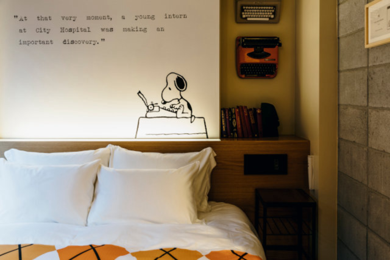 Suíte "It was a dark and stormy night". A frase icônica é uma das mais conhecidas dos quadrinhos, usada várias vezes nas histórias que Snoopy decide começar a escrever. Foto: reprodução/Peanuts Hotel
