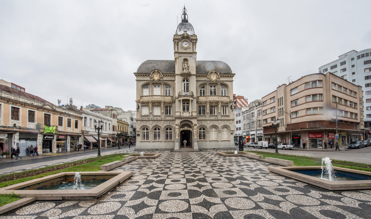 O prédio do Paço da Liberdade, que data do século 19, é, sem dúvida, a grande referência da praça. Foto:  Letícia Akemi / Gazeta do Povo