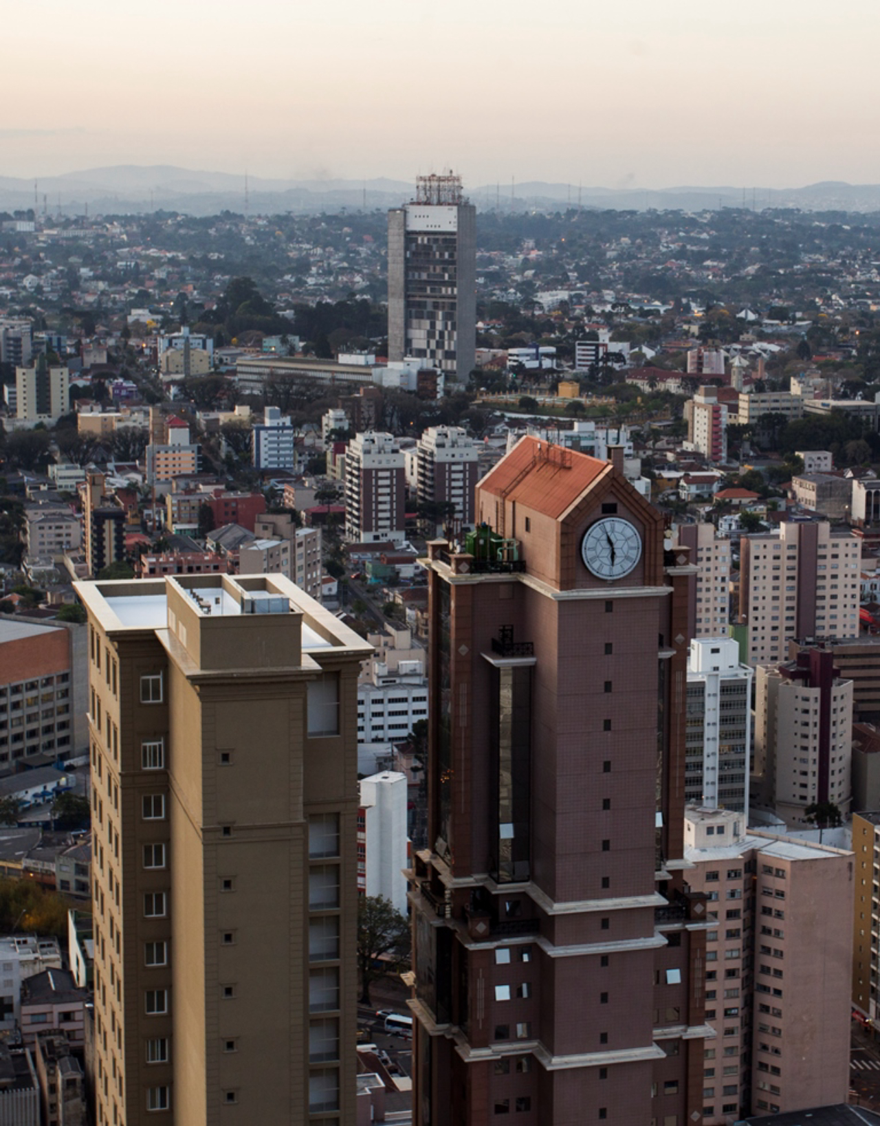 Vista do alto do Universe Life Space, prédio mais alto da cidade com 152 metros.<br>Foto: Daniel Castellano / Gazeta do Povo. 
