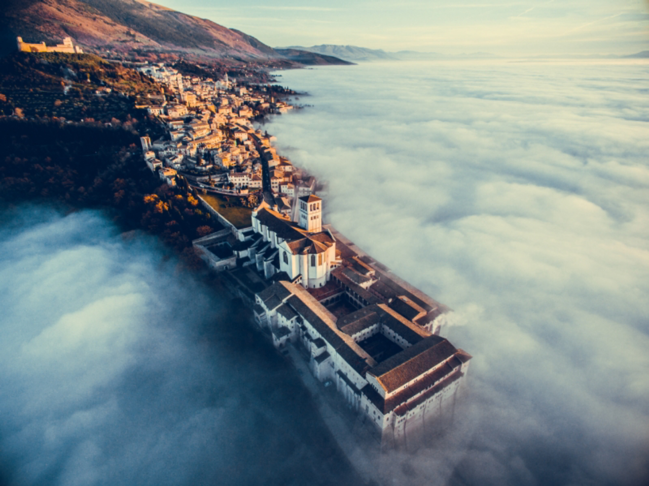 Assisi Over the Clouds, por Francesco Cattuto, vencedor da categoria Urbana