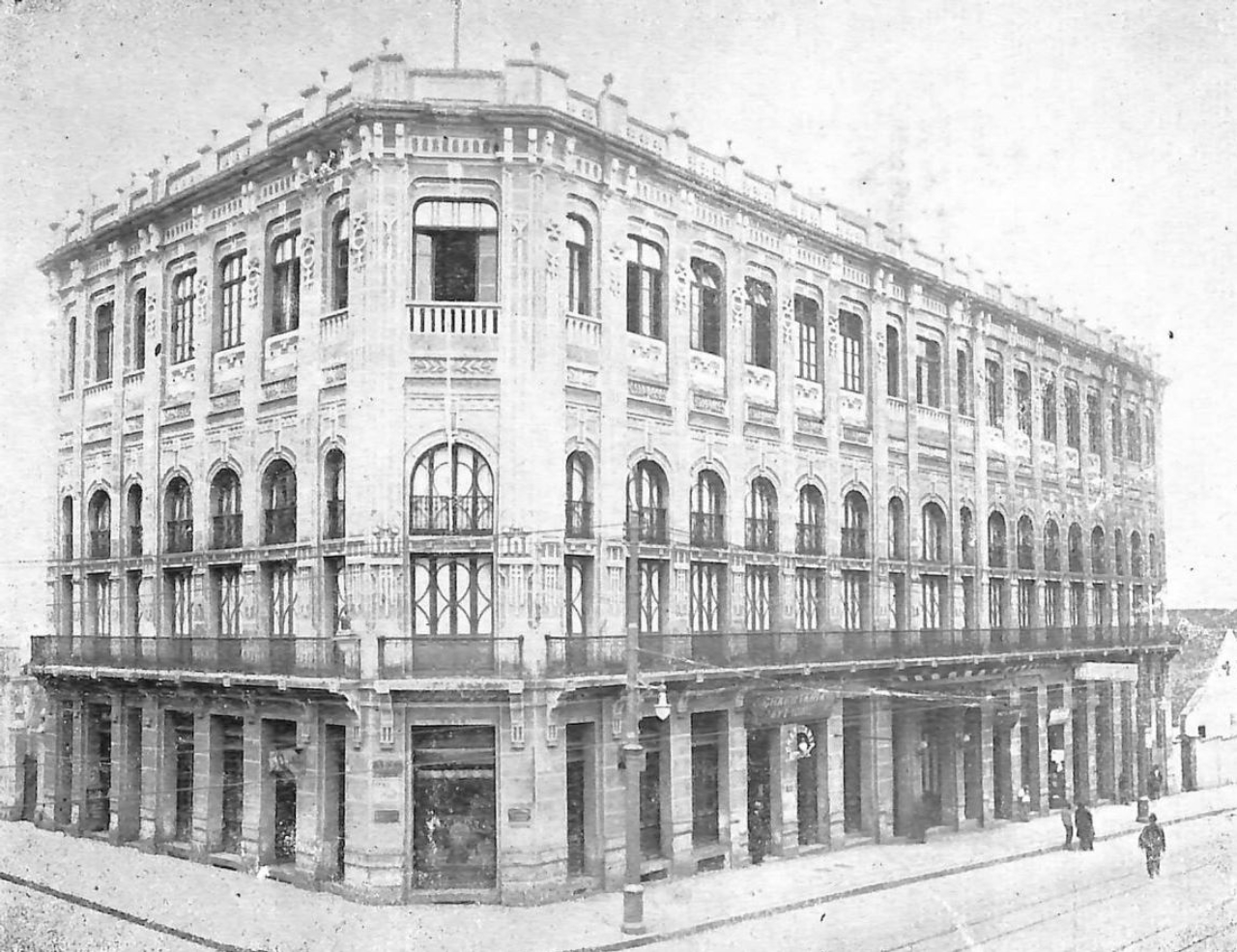 Terceira sede do Clube, na Barão do Rio Branco esquina com Rua XV de Novembro. Clube mudou-se para este prédio em 1922. Imagem: Reprodução. 