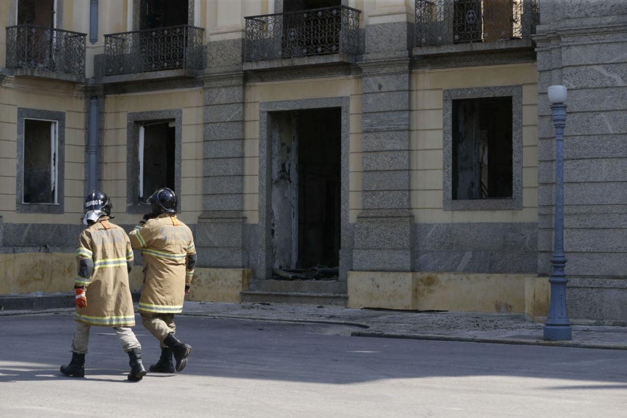 Bombeiros e Defesa Civil trabalham após incêndio no Museu Nacional, na Quinta da Boa Vista, na zona norte do Rio.