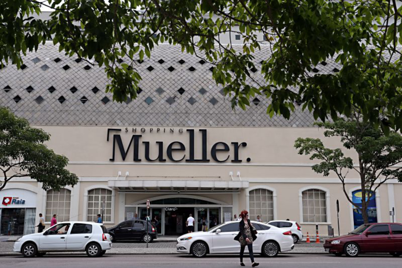 Shopping Mueller em Curitiba que está completando 35 anos