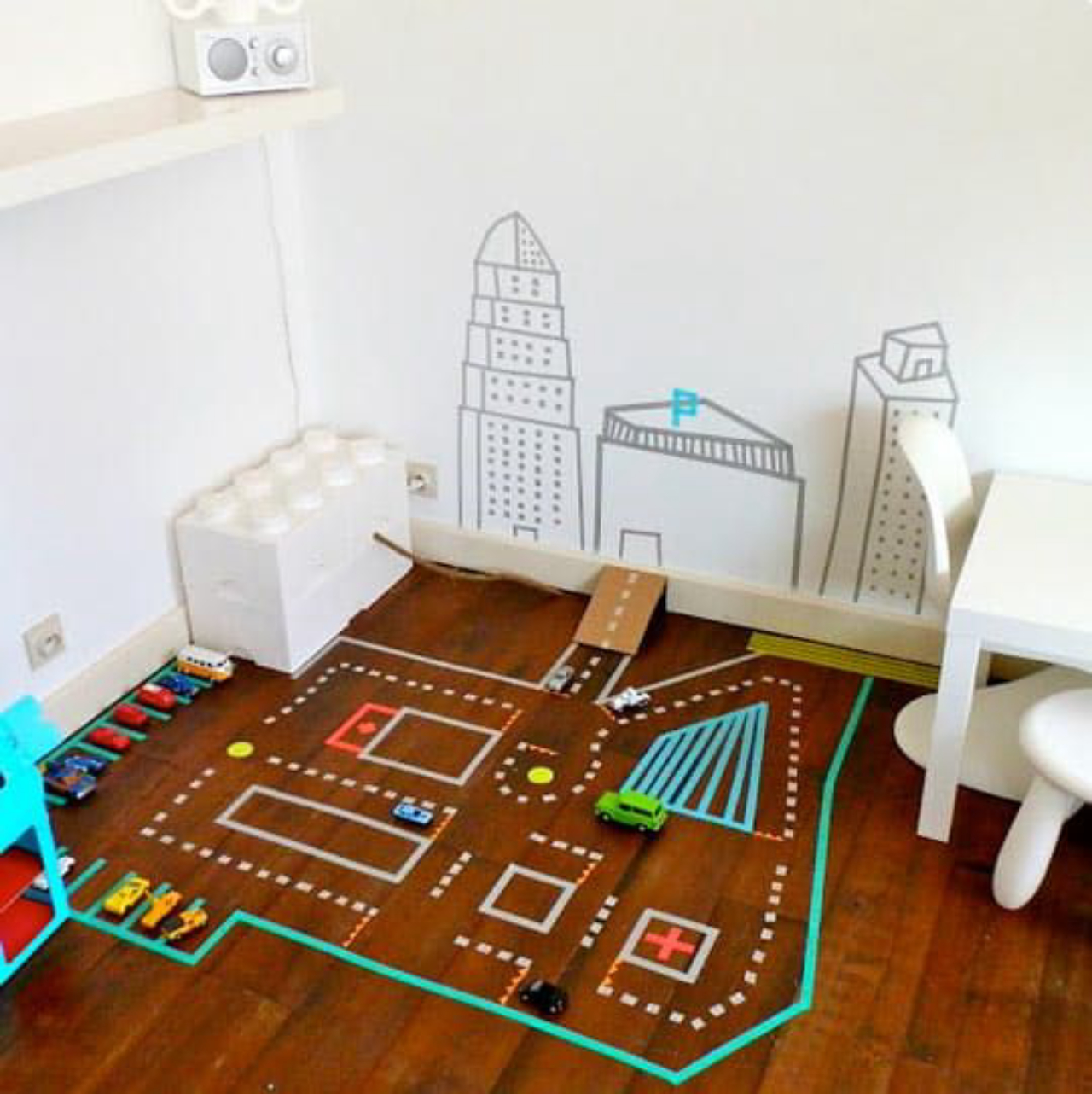 Adesivos e objetos que estimulem o movimento e a criatividade são boas formas de personalizar espaços infantis. Foto: Divulgação