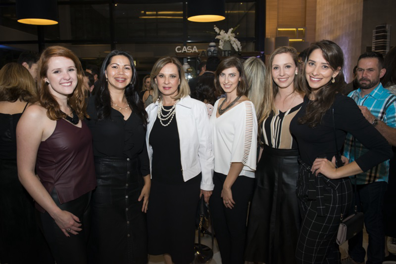 Tatiana Ravache, Raquel Luis, Elisabeth Biaco, Paola Buso, Larissa Milani e Laura Ribas. Foto: Letícia Akemi/ Gazeta do Povo