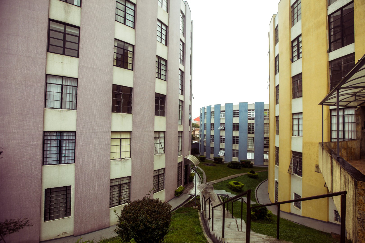 Cores e formato do condomínio chamam atenção de quem passa nas imediações. Foto: André Rodrigues / Gazeta do Povo