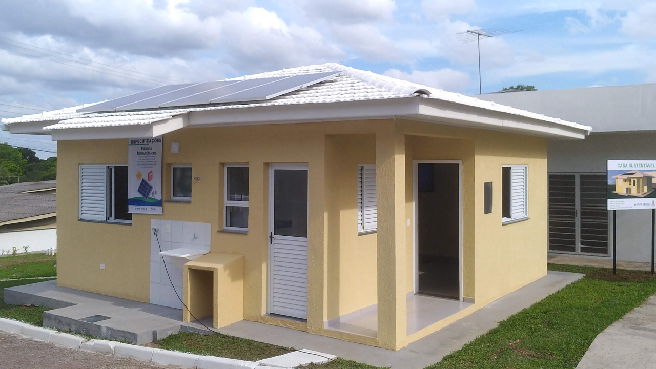 Quatro painéis fotovoltaicos geram energia para a casa, gerando economia. Foto: Aléxia Saraiva/Gazeta do Povo