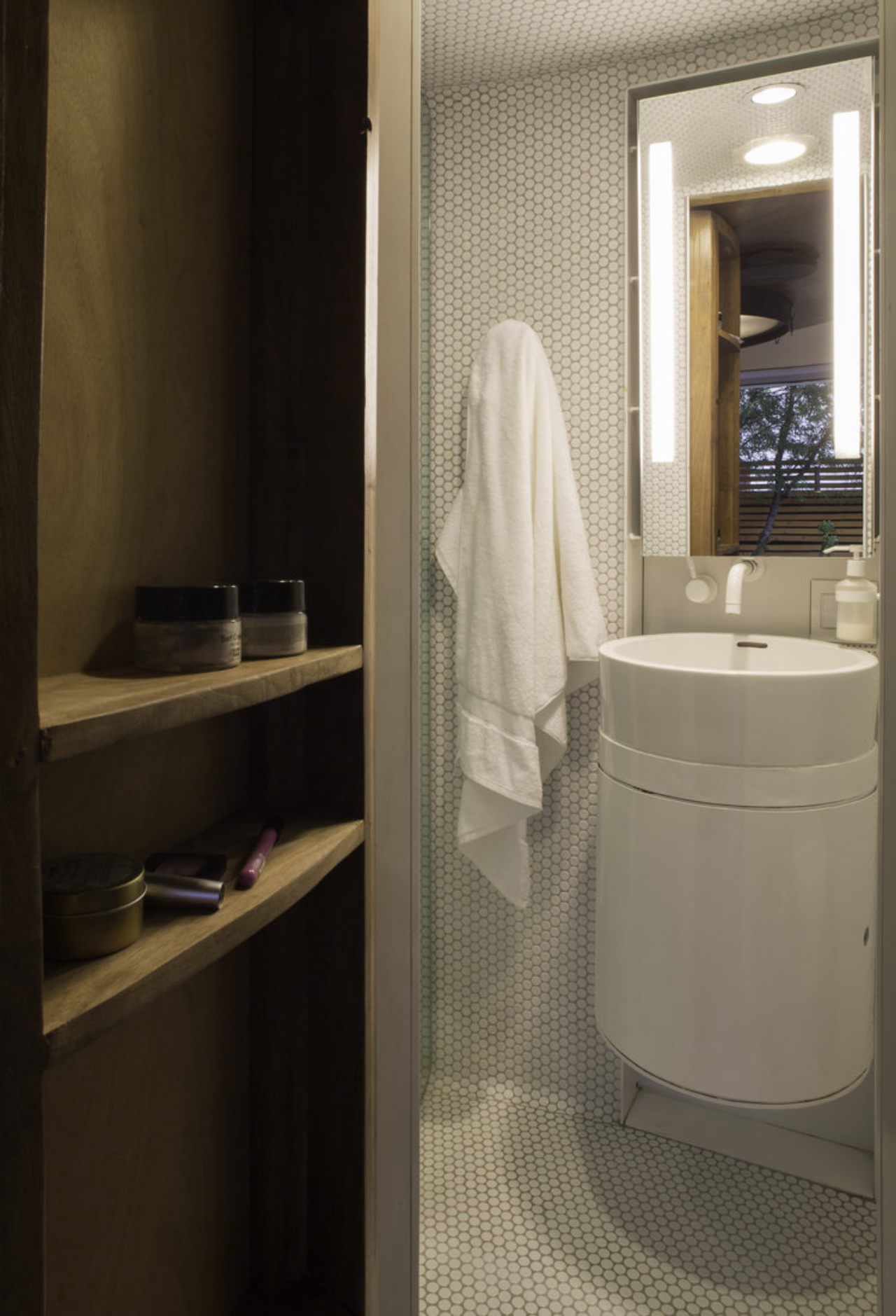 Banheiro da casa é bem compacto. Foto: Kaiser Works / Reprodução