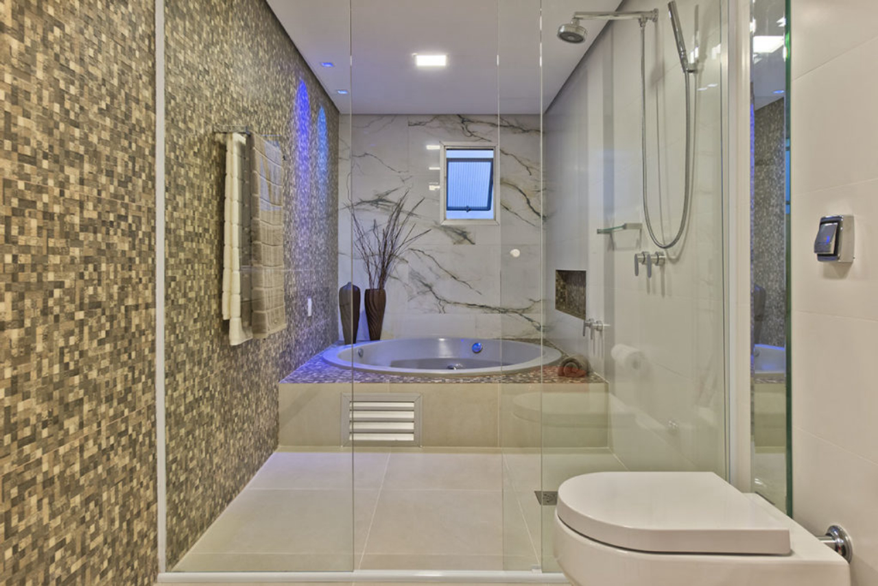 Nessa reforma, manteve-se a banheira original do apartamento de 30 anos. Foto: Divulgação