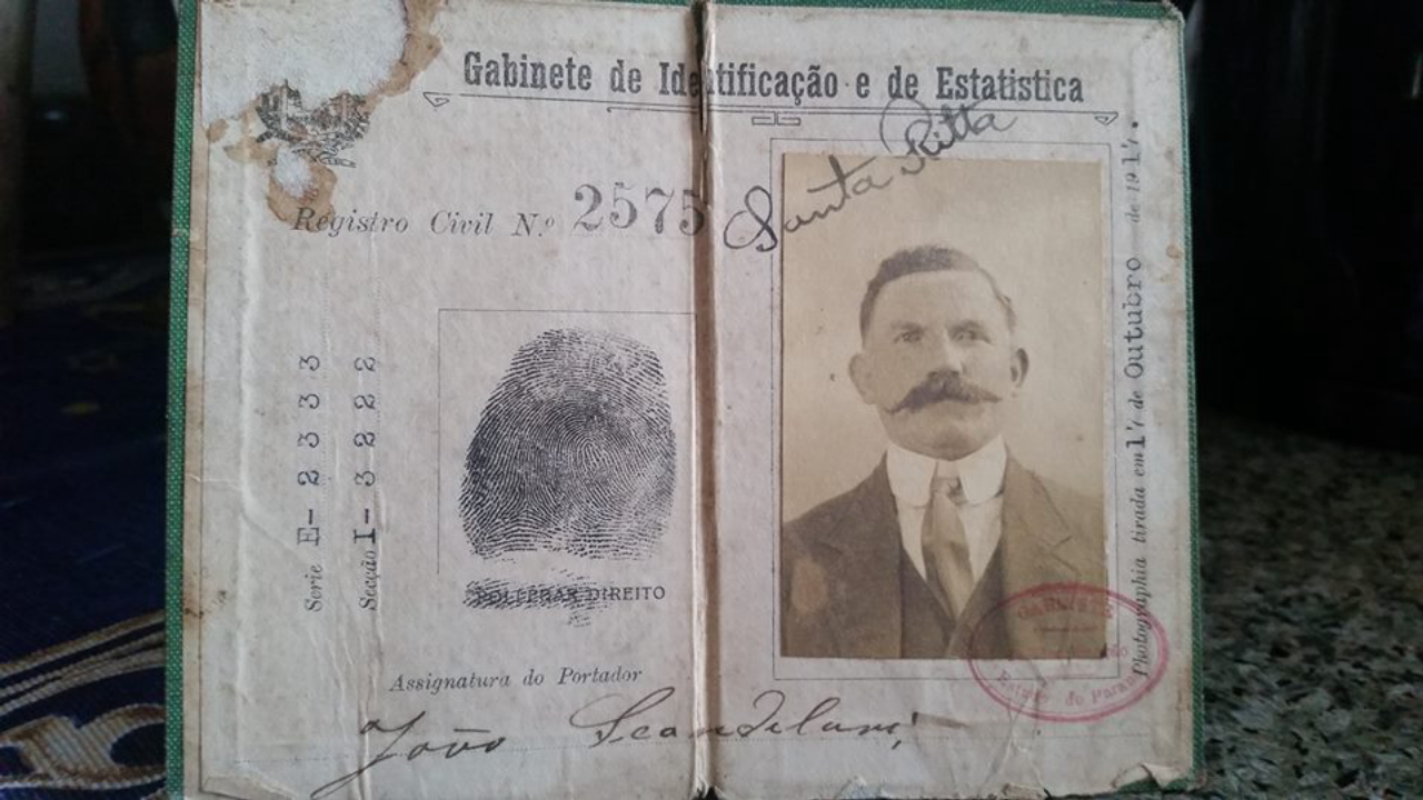 Família preserva o documento de identificação eleitoral de João Scandelari. Foto: Acervo familiar. 