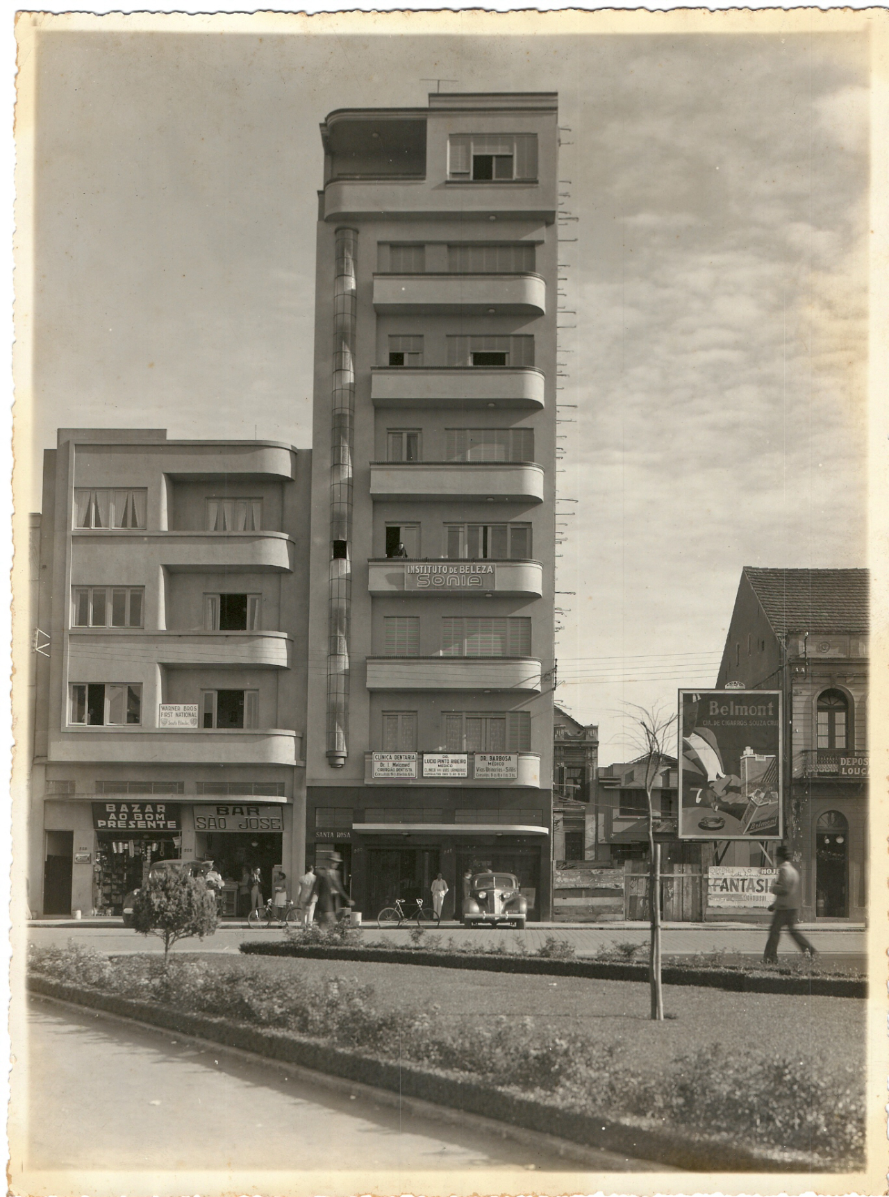 Foto antiga mostra o Edifício Santa Rosa ainda com poucos vizinhos na Praça Tiradentes. Foto: Acervo Família Macedo. 