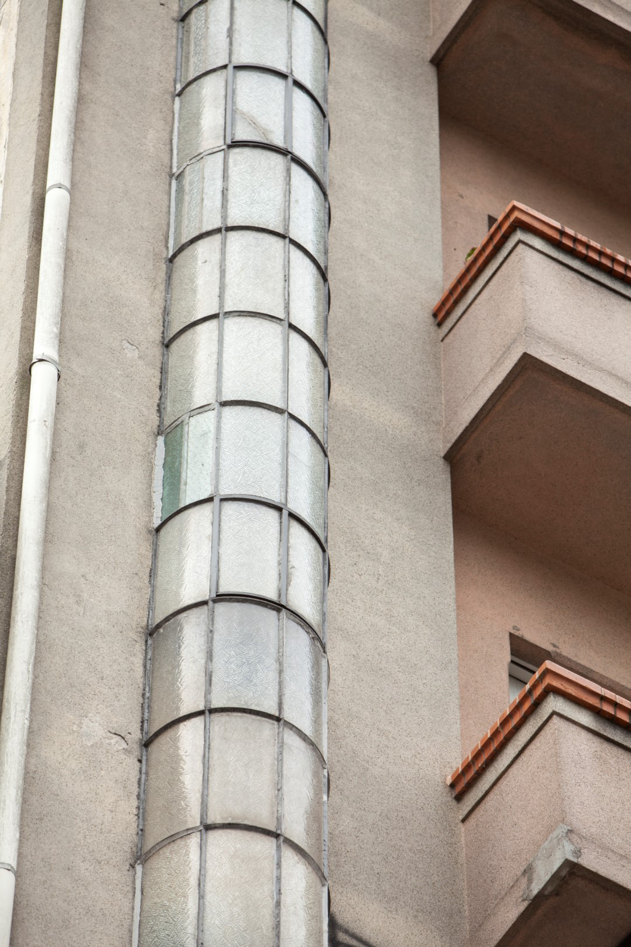 Esquadria em formato de tubo é o principal destaque arquitetônico do prédio. Foto: Fernando Zequinão / Gazeta do Povo