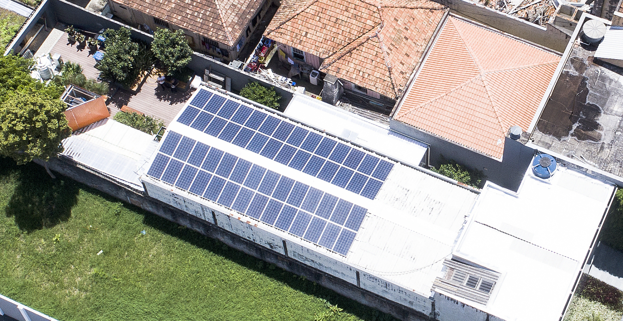 Foram instalados 56 módulos para produção de energia na sede da Petinelli. Foto: Divulgação