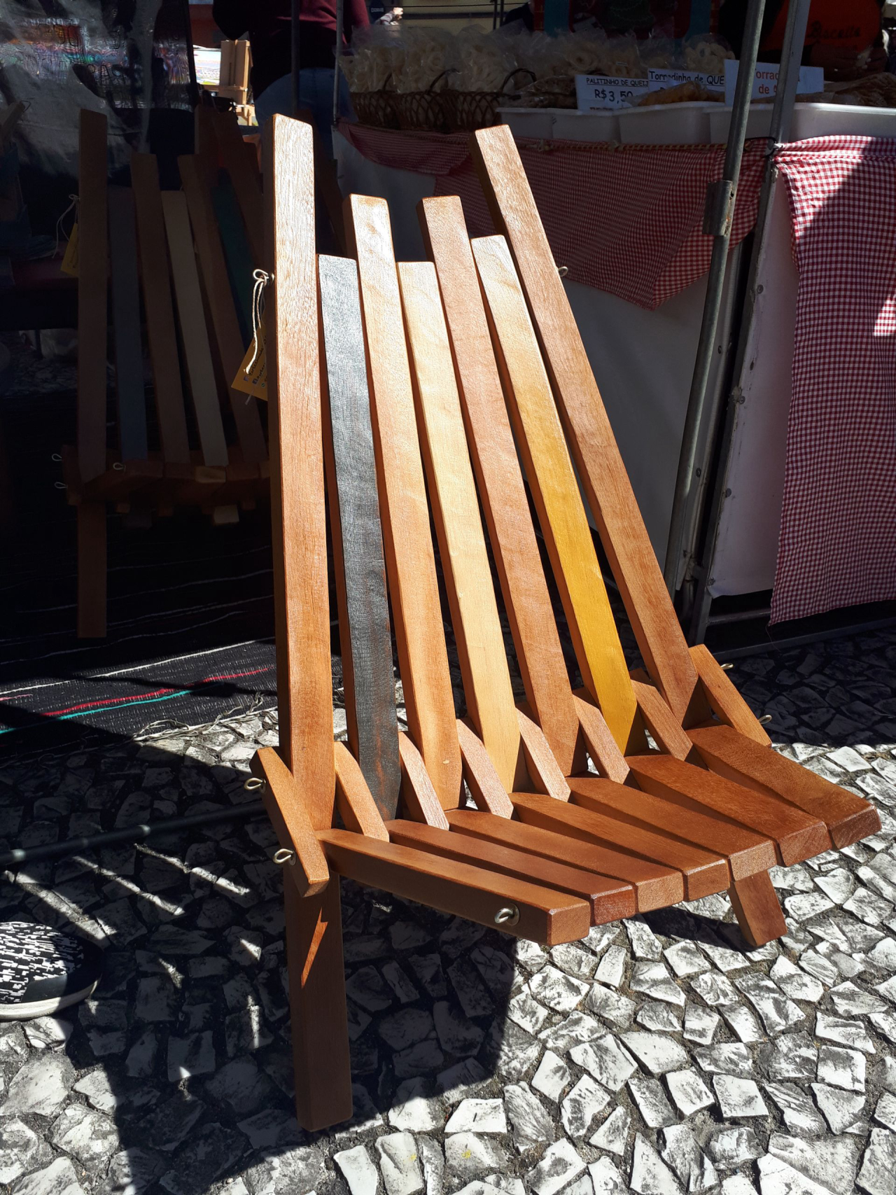 Cadeira em madeira, vendida na feira do Largo por R$ 250 (foto: Amanda Milléo / Gazeta do Povo)
