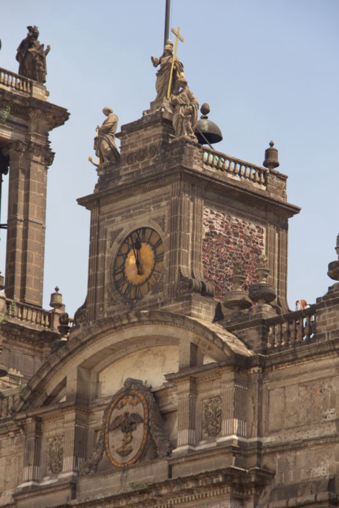 Na frente, a fachada em estilo herreriano. Na lateral, detalhe em pedras vermelhas utilizadas na construção de templos astecas e teotihuacanos.
