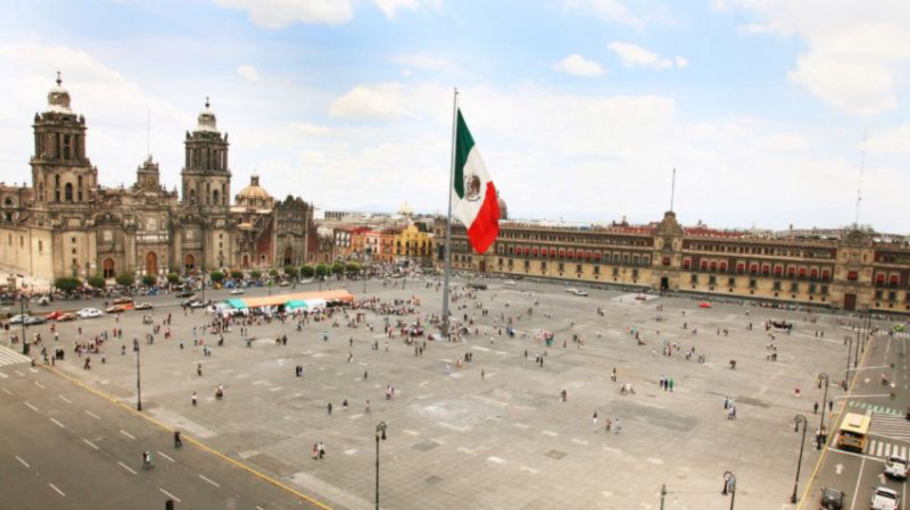 A praça do Zócalo, centro da Cidade do México, onde ficam a Catedral Metropolitana e as sedes de diversos órgãos governamentais