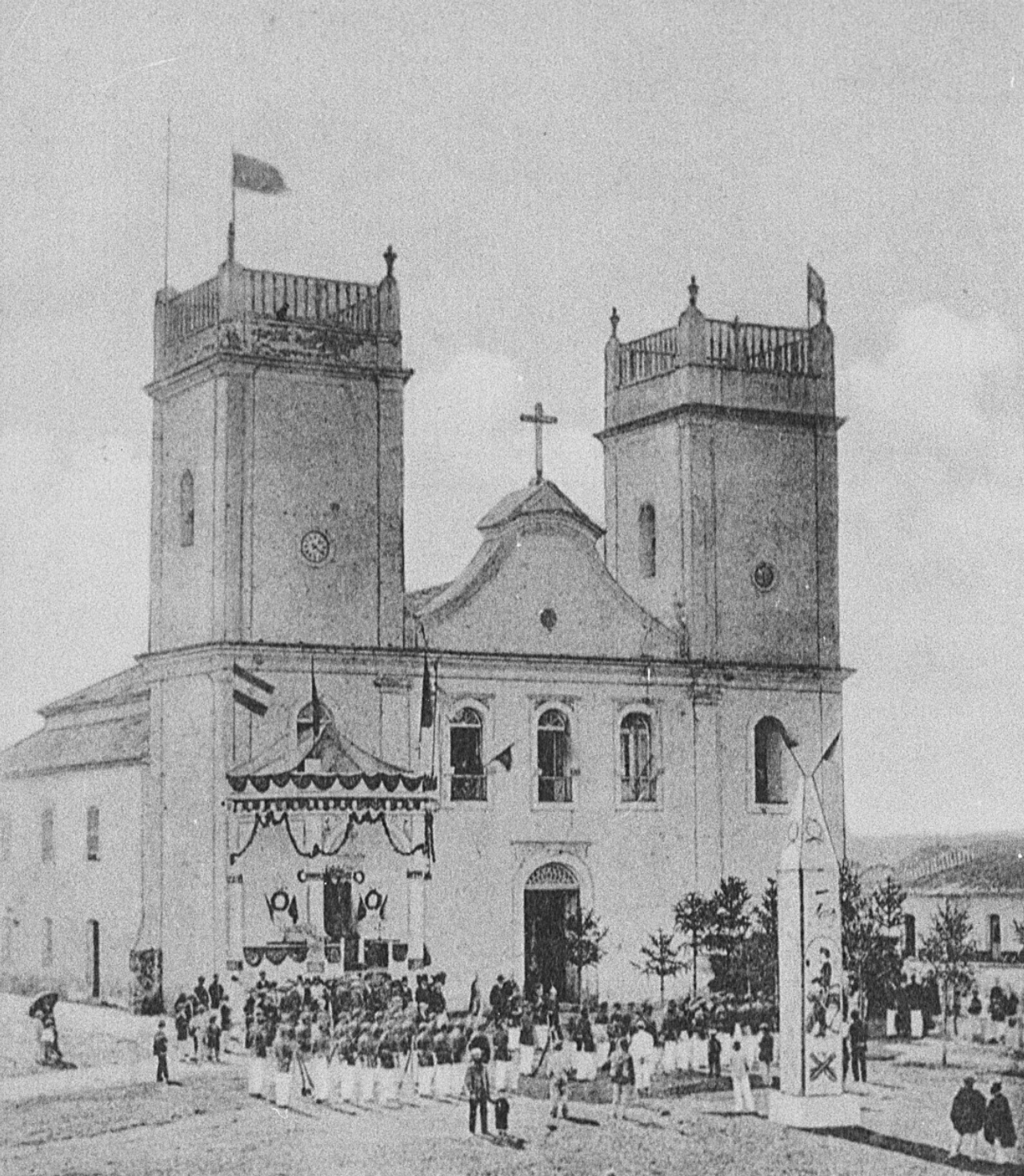 Retrato mostra a chegada dos Voluntários da Pátria – vindos da Guerra do Paraguai – em frente à Igreja Matriz (hoje Catedral Metropolitana de Curitiba), em abril de 1870. Foto: Reprodução/ Acervo Casa da Memória