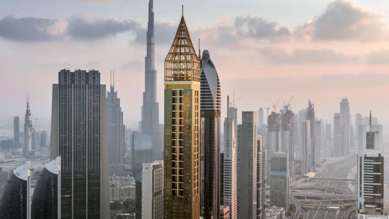 Destaque dos vidros e estruturas douradas do Gevora Hotel, ganham espaço na paisagem de Dubai. Fotos: Divulgação. 