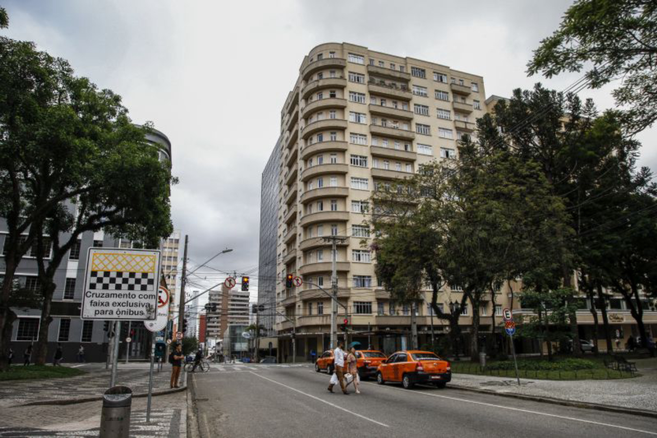Fachada do edifício residencial Marumbi, localizado na lateral da Praça Santos Andrade. Foto: André Rodrigues