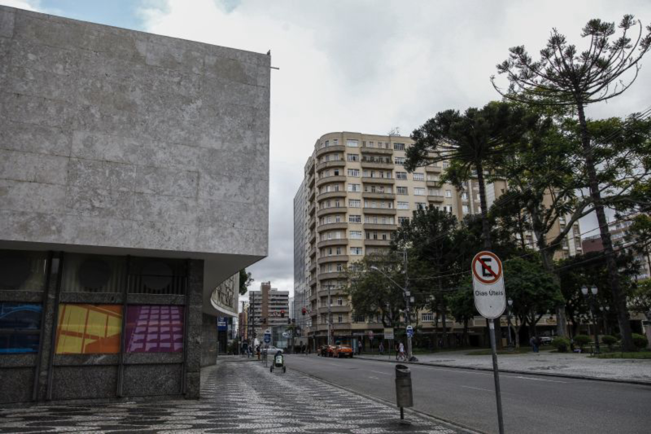 Fachada do edifício residencial Marumbi, localizado na lateral da Praça Santos Andrade. Foto: André Rodrigues