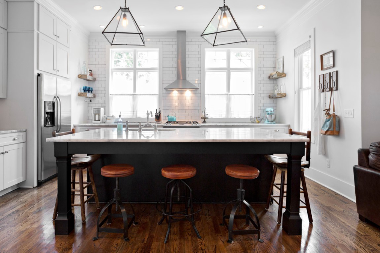 A full-height backsplash can be a stylish focal point or a dramatic accent in a kitchen. MUST CREDIT: Caroline Sharpnack/Houzz