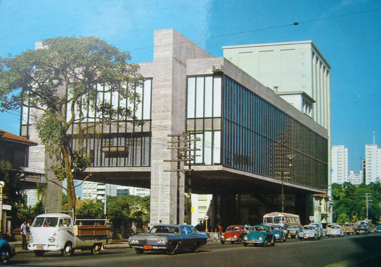 Masp em 1970, com colunas ainda sem o tradicional revestimento vermelho. Foto: reprodução/São Paulo In Foco