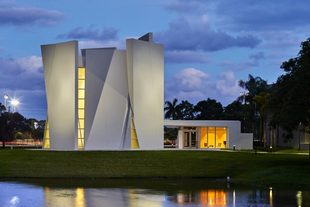 Em Boca Raton, Flórida, da Newman Architects. Foto: Robert Benson Fotografia<br>
