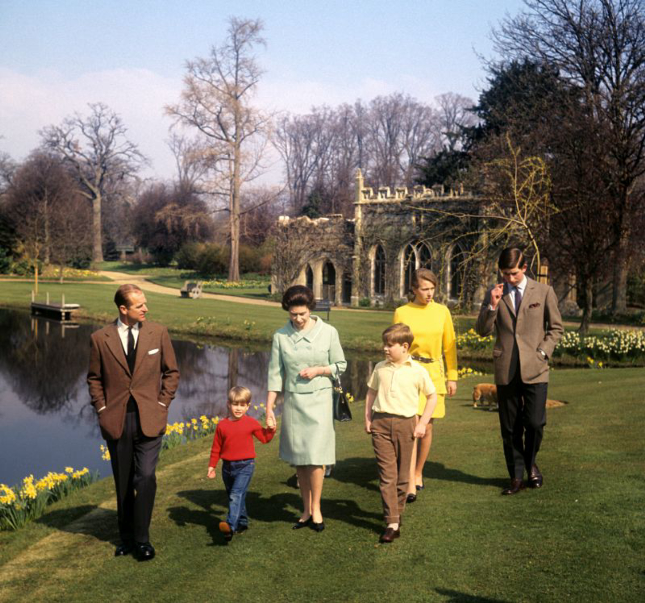 A Família Real nos jardins da Frogmore House, quando Harry e William ainda eram meninos. Fotos: Reprodução Royal.uk