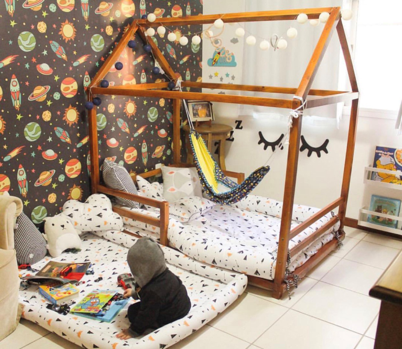 Riqueza de elementos deixa os quartos montessorianos mais estimulantes para os bebês. Foto: Divulgação 
